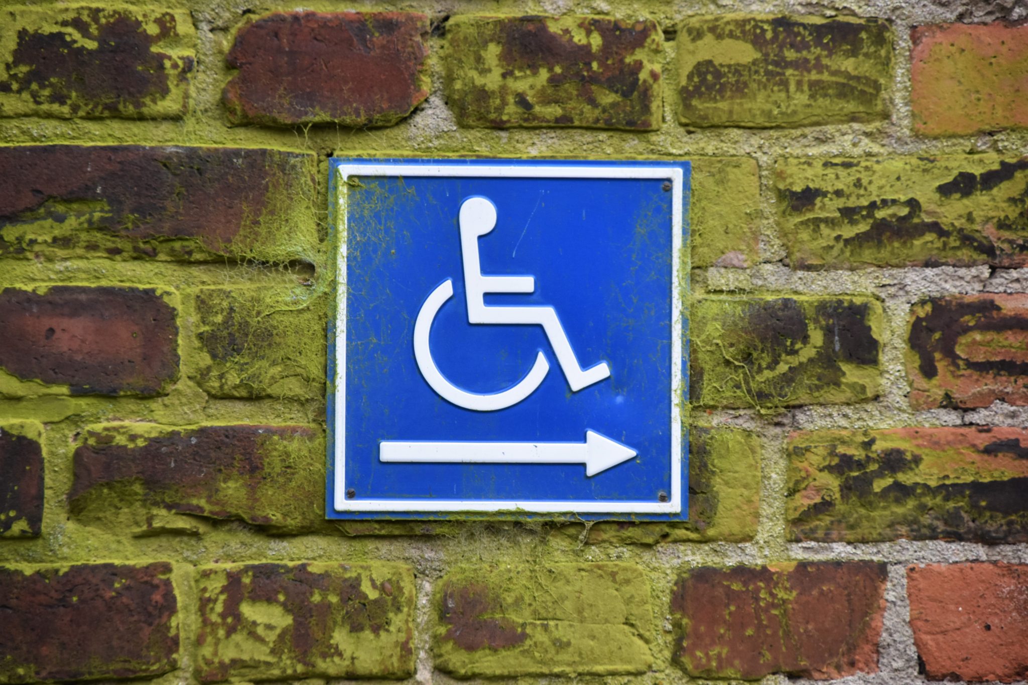 Wheel chair access sign pointing to the right.